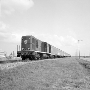 168842 Afbeelding van de diesel-electrische locomotief nr. 2498 (serie 2400/2500) van de N.S. met een extra trein voor ...
